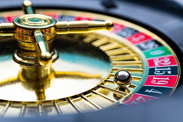 Mobile screen showing bet placement, live dealer video, and hand history on jenetoto baccarat table